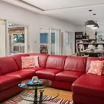 Luxury Sea Whisper Steps From With Indoor & Outdoor Pools Near *