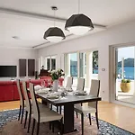 Luxury Sea Whisper Steps From With Indoor & Outdoor Pools Near