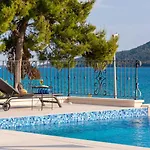 Willa Luxury Sea Whisper Steps From With Indoor & Outdoor Pools Near Szybenik