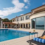 Luxury Sea Whisper Steps From With Indoor & Outdoor Pools Near * Szybenik