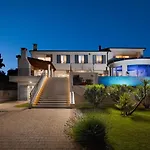 Luxury Sea Whisper Steps From With Indoor & Outdoor Pools Near
