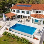 Luxury Sea Whisper Steps From With Indoor & Outdoor Pools Near Szybenik