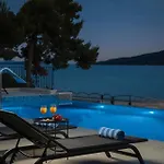 Villa Luxury Sea Whisper Steps From With Indoor & Outdoor Pools Near
