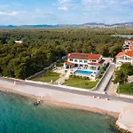 Villa Luxury Sea Whisper Steps From With Indoor & Outdoor Pools Near *