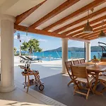 Luxury Sea Whisper Steps From With Indoor & Outdoor Pools Near Villa *