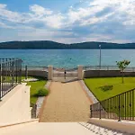Villa Luxury Sea Whisper Steps From With Indoor & Outdoor Pools Near *