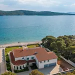 Villa Luxury Sea Whisper Steps From With Indoor & Outdoor Pools Near *