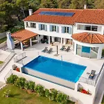 Villa Luxury Sea Whisper Steps From With Indoor & Outdoor Pools Near *