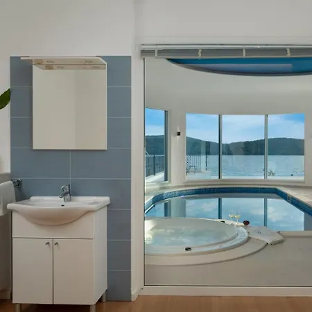 Luxury Sea Whisper With Private Pool, Sauna, Jacuzzi And Gym By The Sea - 别墅 希贝尼克