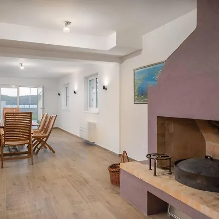 Luxury Sea Whisper With Private Pool, Sauna, Jacuzzi And Gym By The Sea - 希贝尼克