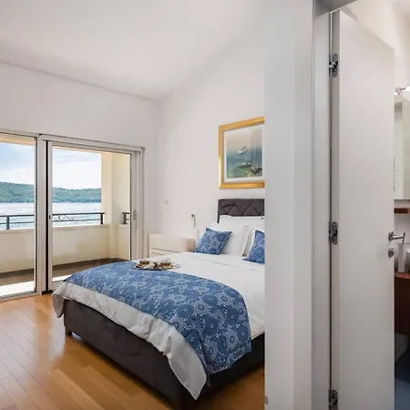 Luxury Sea Whisper With Private Pool, Sauna, Jacuzzi And Gym By The Sea - 别墅 希贝尼克