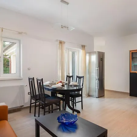 Luxury Sea Whisper With Private Pool, Sauna, Jacuzzi And Gym By The Sea - 希贝尼克