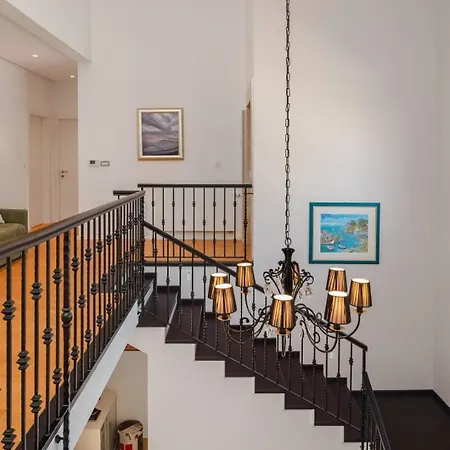 Luxury Sea Whisper With Private Pool, Sauna, Jacuzzi And Gym By The Sea - 希贝尼克