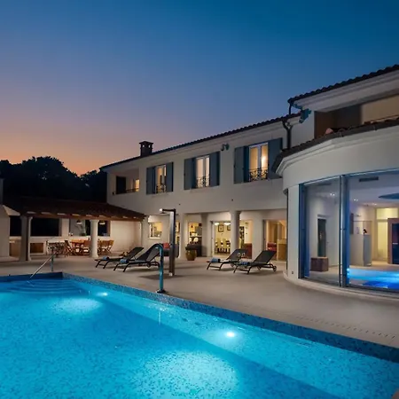 Luxury Sea Whisper With Private Pool, Sauna, Jacuzzi And Gym By The Sea - 希贝尼克