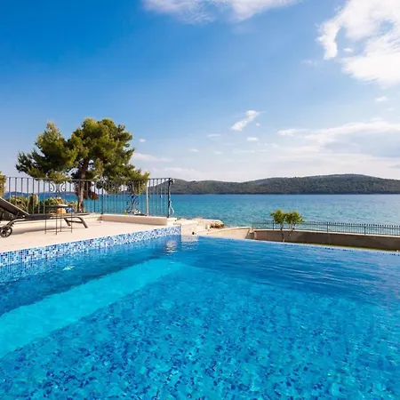 Luxury Sea Whisper With Private Pool, Sauna, Jacuzzi And Gym By The Sea - 希贝尼克