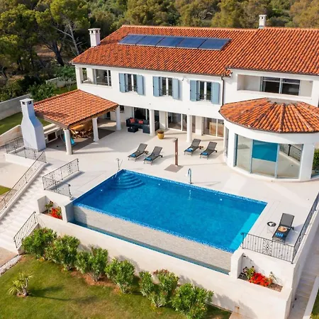 Luxury Sea Whisper With Private Pool, Sauna, Jacuzzi And Gym By The Sea - 希贝尼克