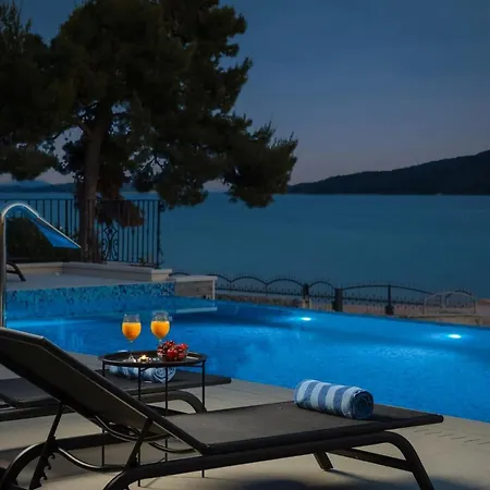Villa Luxury Sea Whisper Steps From With Indoor & Outdoor Pools Near