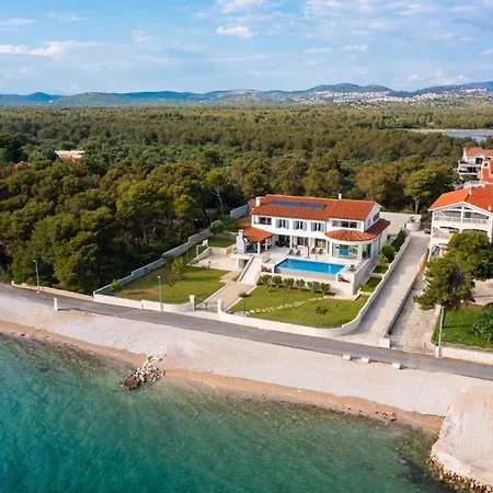 Villa Luxury Sea Whisper Steps From With Indoor & Outdoor Pools Near *