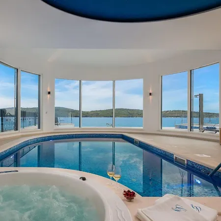 Luxury Sea Whisper Steps From With Indoor & Outdoor Pools Near *