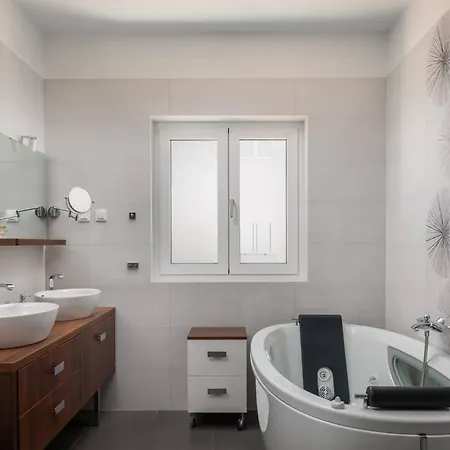 Luxury Sea Whisper Steps From With Indoor & Outdoor Pools Near Villa *