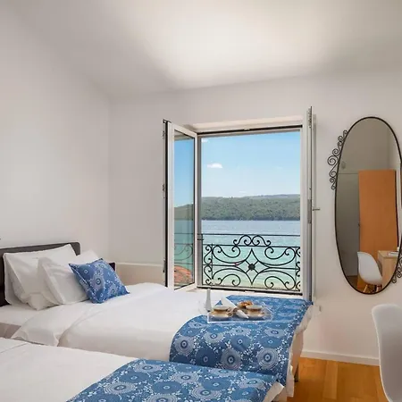 Villa Luxury Sea Whisper Steps From With Indoor & Outdoor Pools Near *