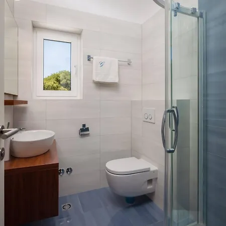 Luxury Sea Whisper Steps From With Indoor & Outdoor Pools Near Villa