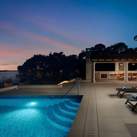Luxury Sea Whisper Steps From With Indoor & Outdoor Pools Near Villa *