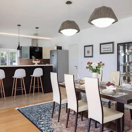 Luxury Sea Whisper Steps From With Indoor & Outdoor Pools Near