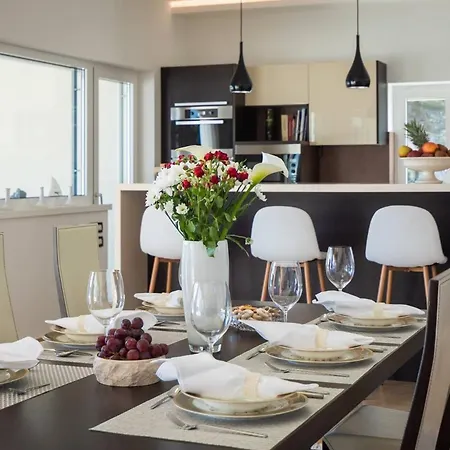 Luxury Sea Whisper Steps From With Indoor & Outdoor Pools Near