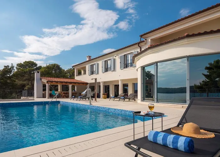 Luxury Sea Whisper With Private Pool, Sauna, Jacuzzi And Gym By The Sea - * שיבניק